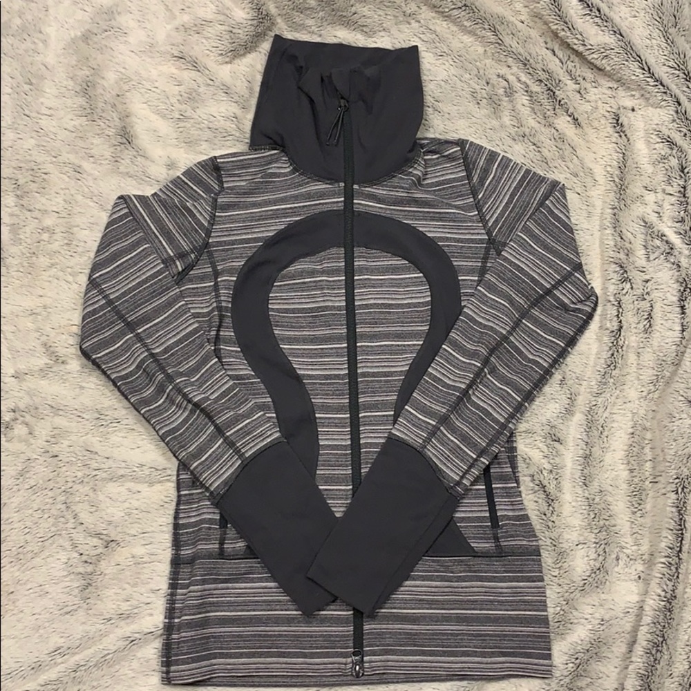 Lulu zip up! Worn once great condition🌺